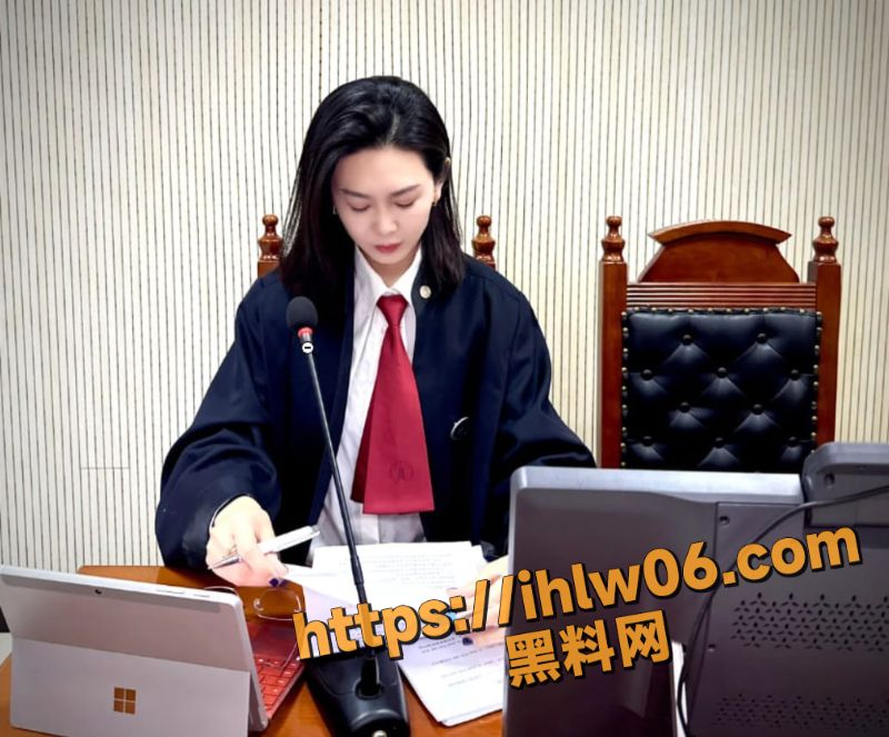 重庆某律师事务所女律师 张佳莹 遭男友泄密性爱 身穿连体黑丝主动给屌狂操！