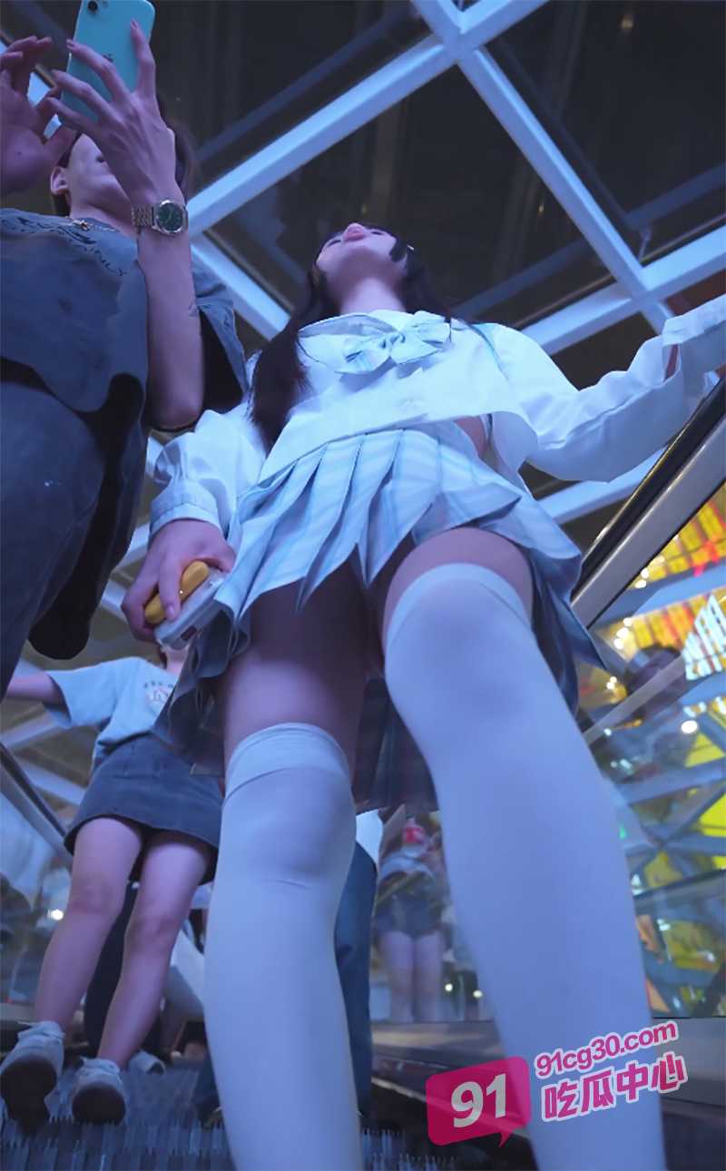 户外商场高清偷拍小姐姐裙底合集 骚穴风光一览无余！ 配图4