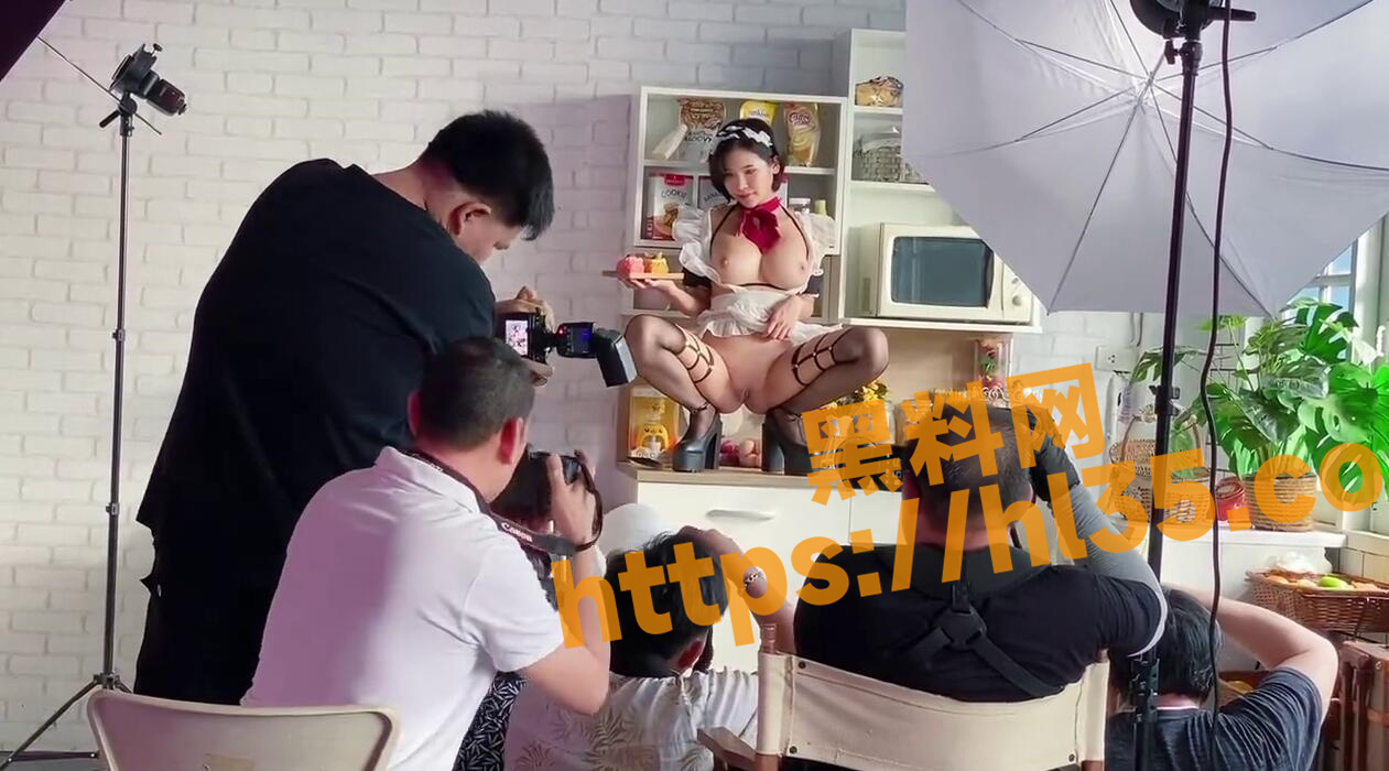 摄影师和模特究竟哪个更辛苦？封面裸拍花絮曝光致敬幕后工作者！