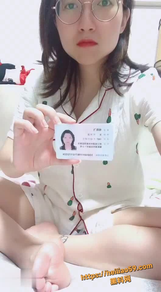 浙江87年反差婊 杨晨飞 裸贷视频流出 手法生疏的摸着阴蒂自慰