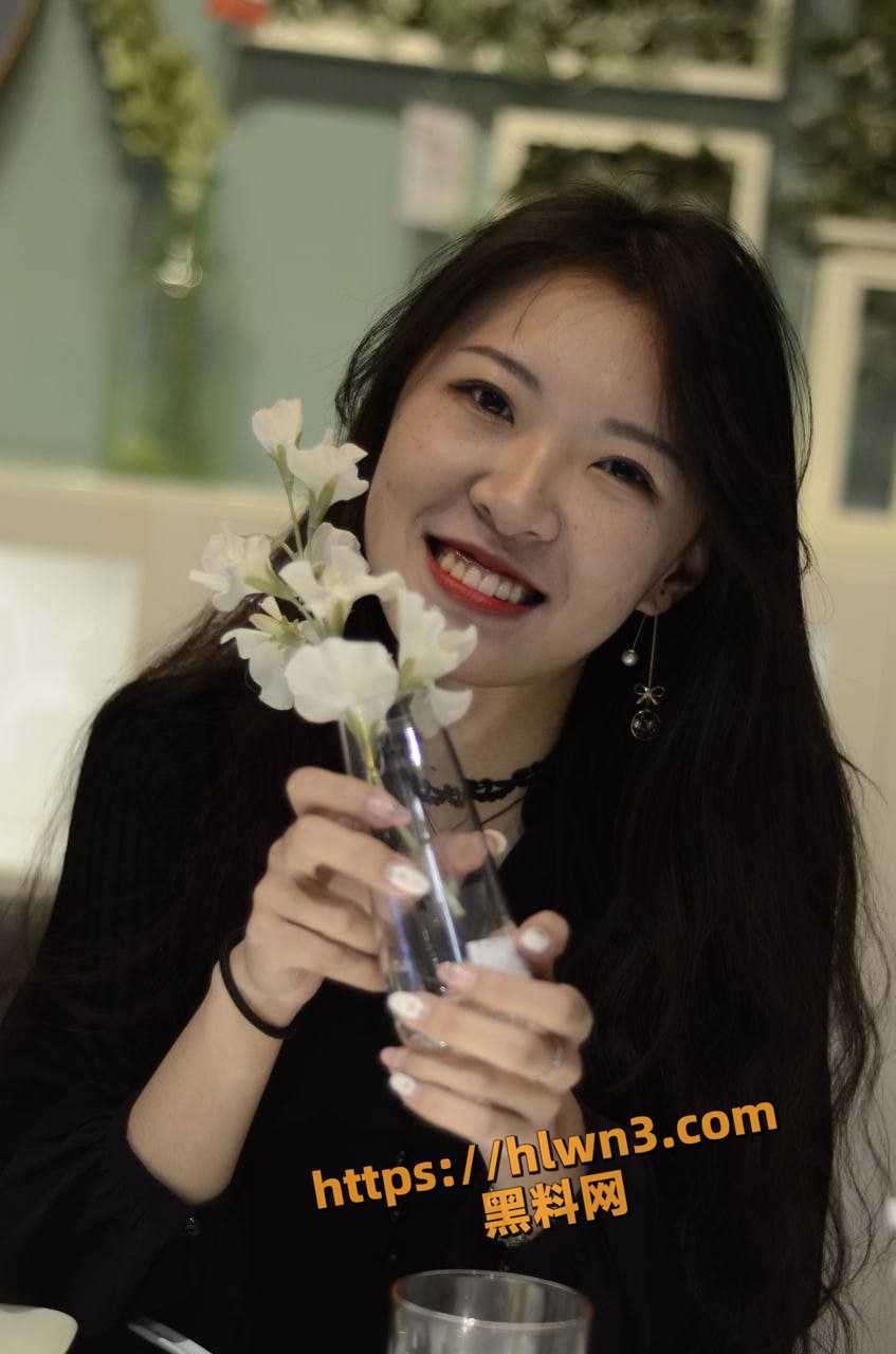 有着原始黑森林喝黑水河的美艳少妇 被变态男友调教羞辱视频流出 这逼黑得犹如是深渊再凝视着你的灵魂！