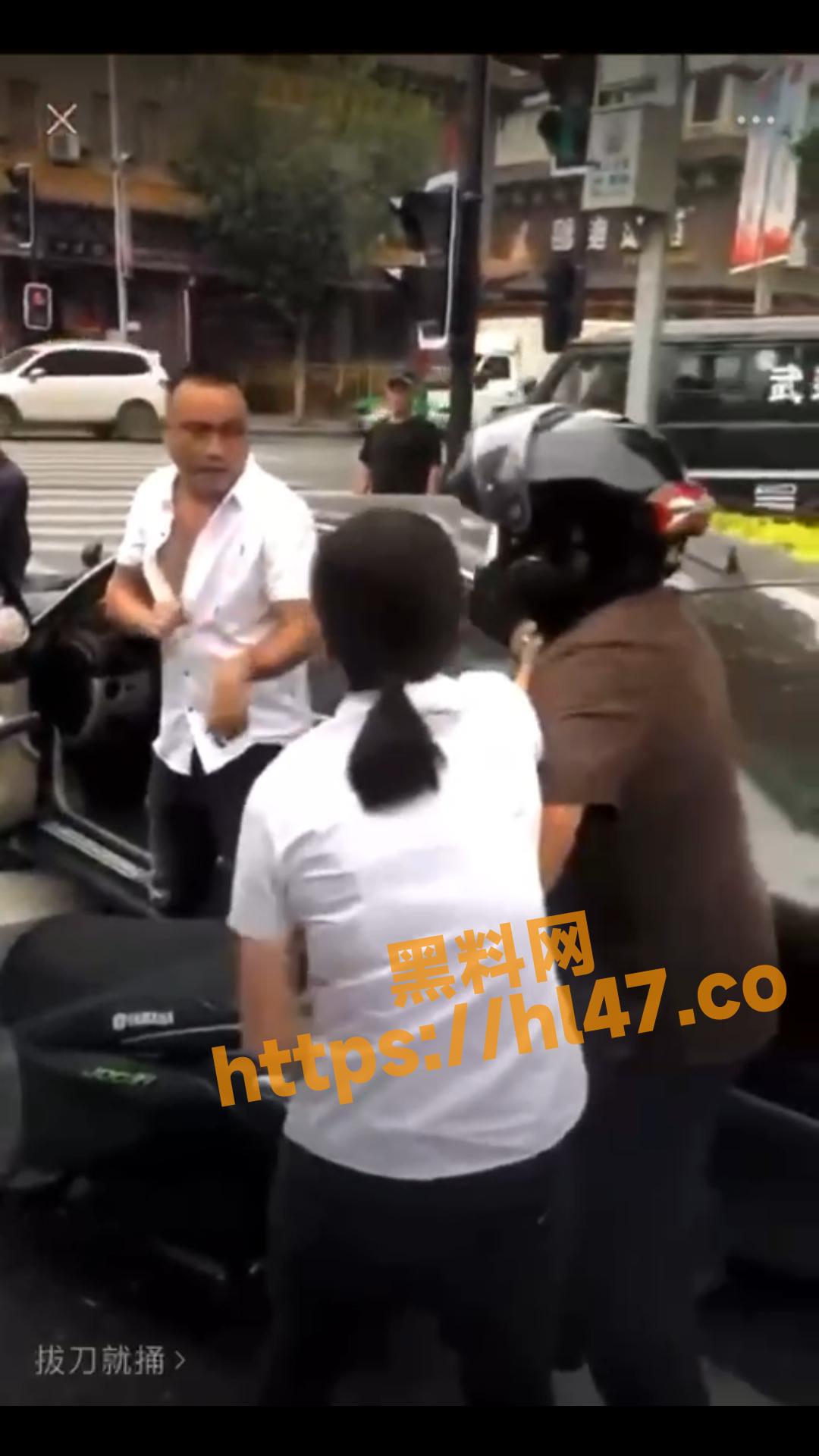 路怒症男子街头起冲突大打开干 刀仔拔刀就捅将其把身体捅到鲜血流满一地！