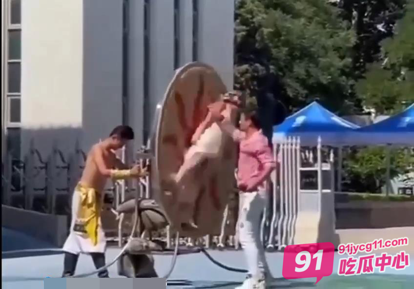 让老外都吓一身冷汗的杂技表演 女主姐姐真的不害怕吗？ 配图2