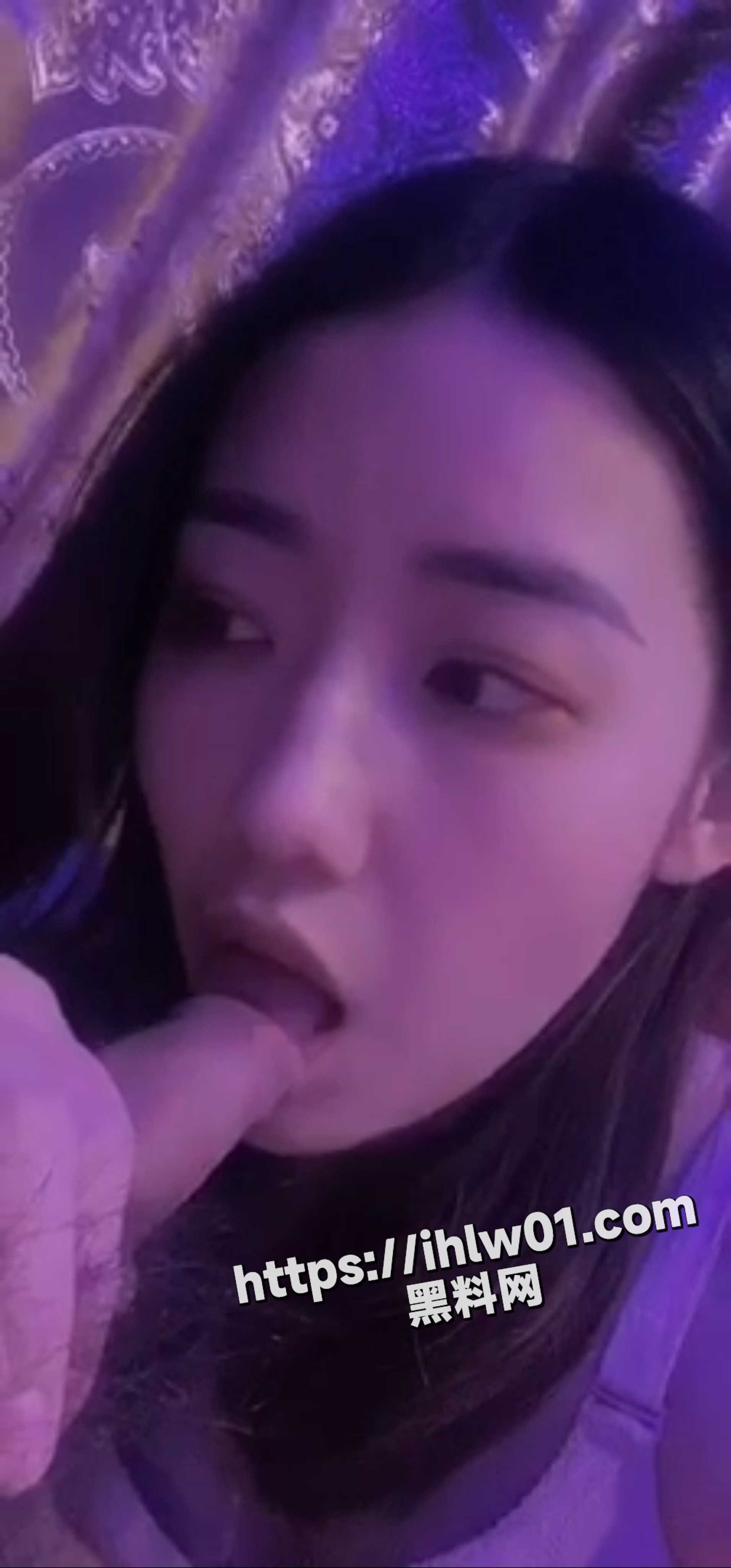 喜欢吃男友鸡吧的骚逼母狗 被男友口爆颜射 射的满脸都是精液！