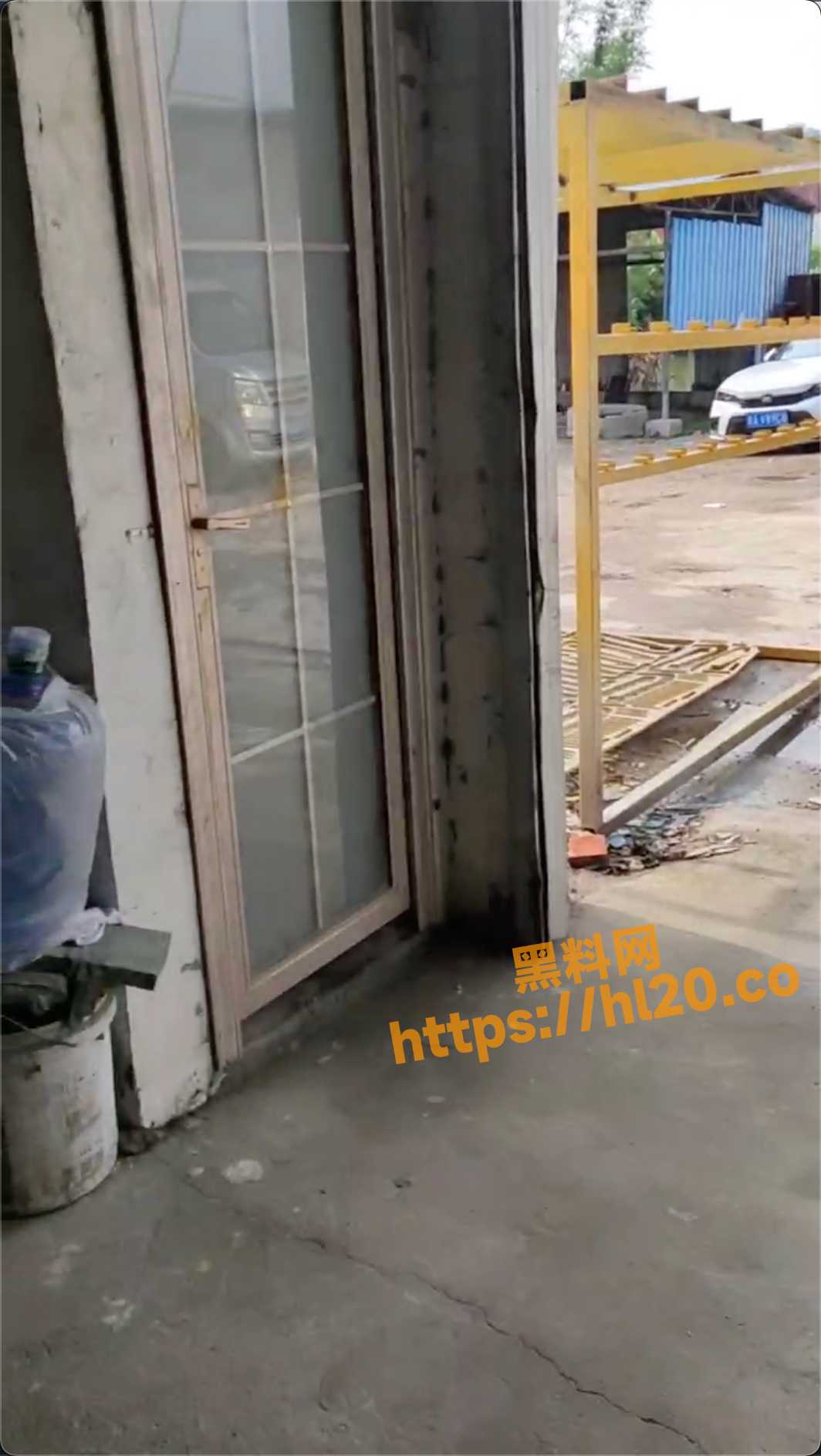 冒死偷拍工地少妇洗澡，这是在工地憋了多久了，真是应了那句话是个洞都想插两下，这都能下得去手。