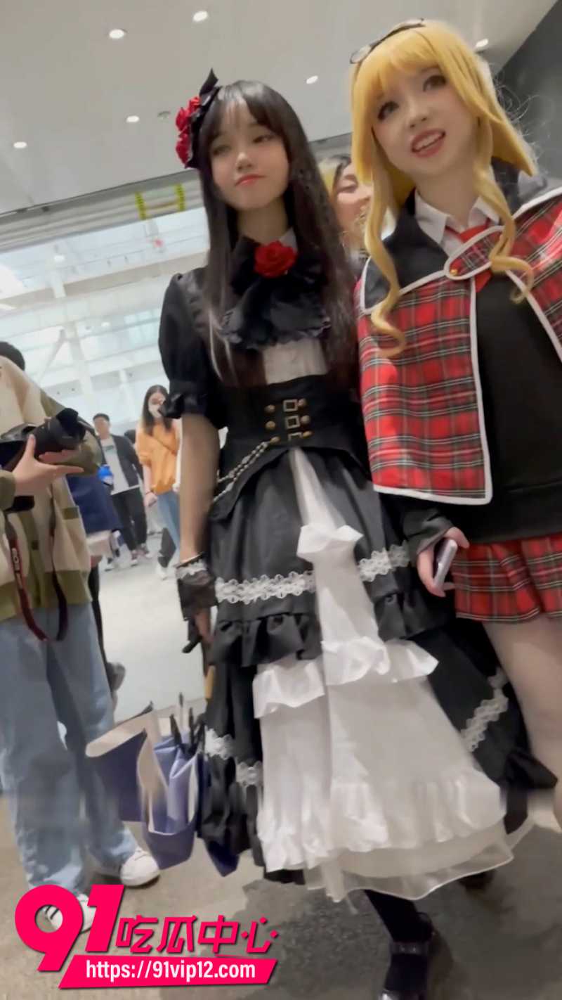 抄底大神漫展尾随女COSER偷拍最新作品0