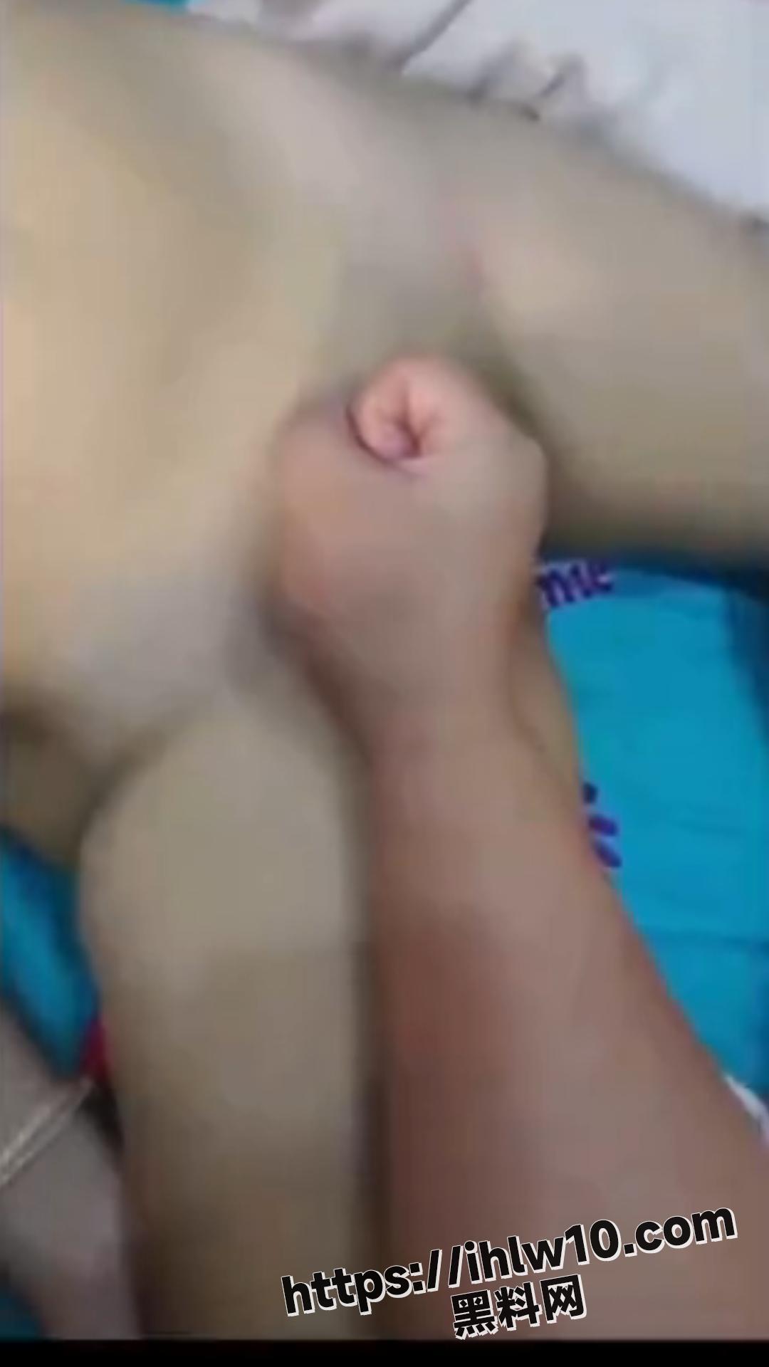 缅北欠债女因为付不起钱，惨遭诈骗团伙对准嘴巴进行深喉！