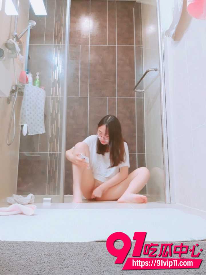 房东偷拍眼镜妹浴室看片自慰4
