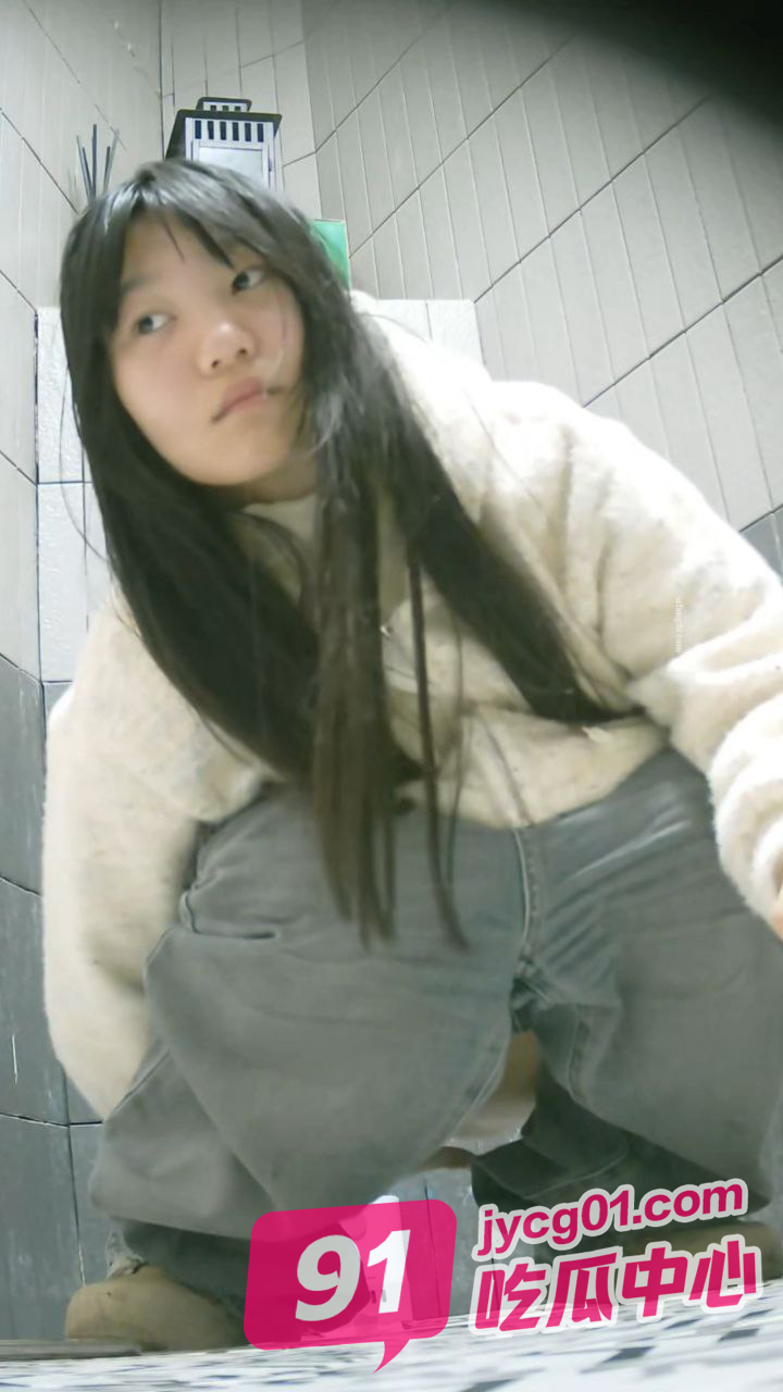 商场女厕全方位偷拍各种美女 碰到极品白虎一枚～ 配图3