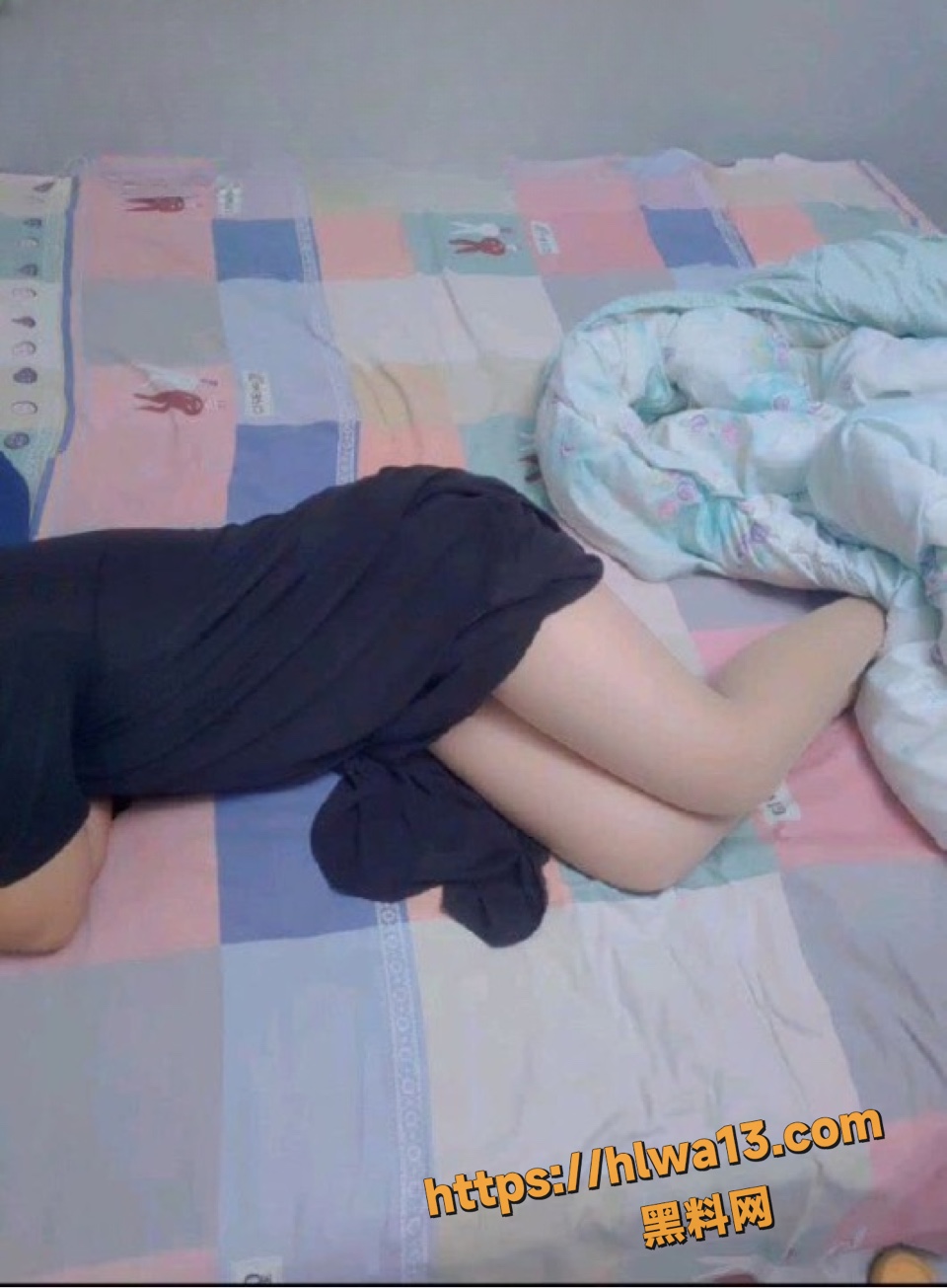 趁我爸熟睡 当着我爸的面插入我妈的身体 插到我妈高潮大叫 妈妈和她的朋友 16-20集！