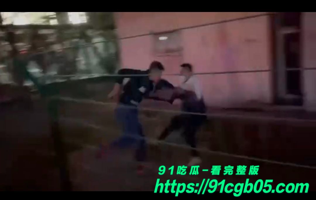 精神小伙半夜相约刀战 打的真猛啊2