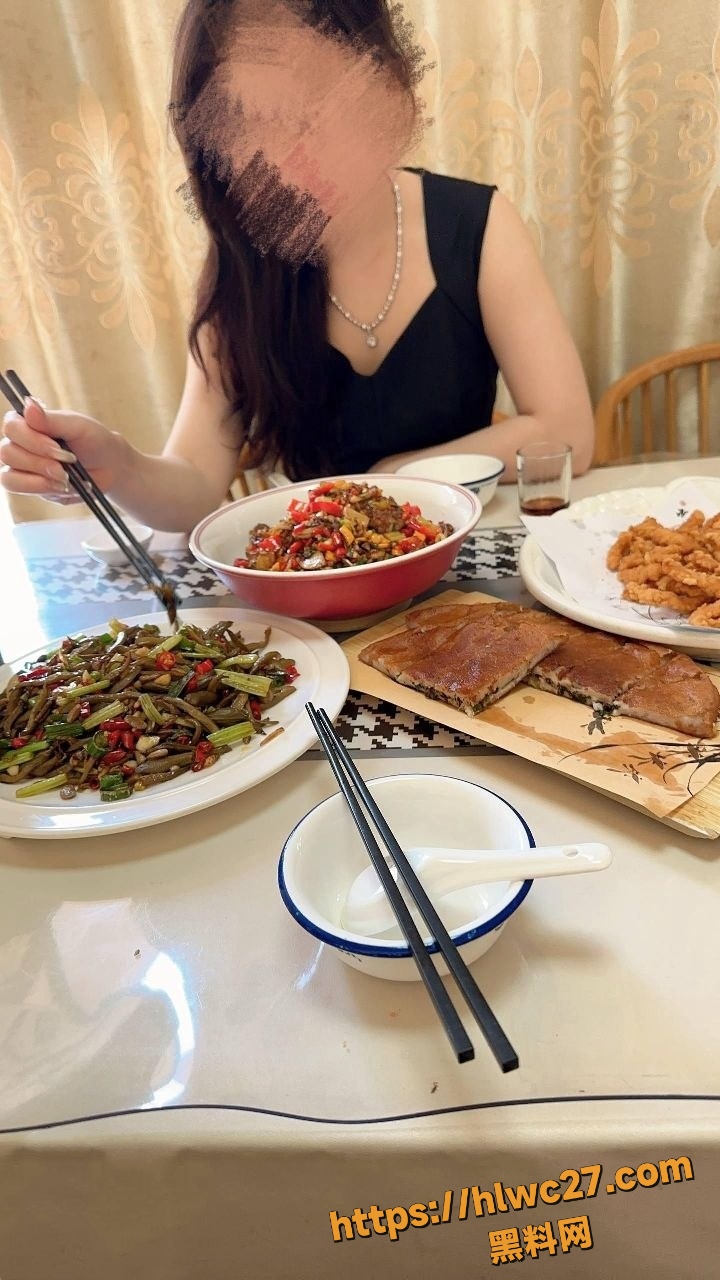 和白虎妹妹开个圆床房 一边扣B一边口交最后胸射 妹妹日记26-30集 海角社区