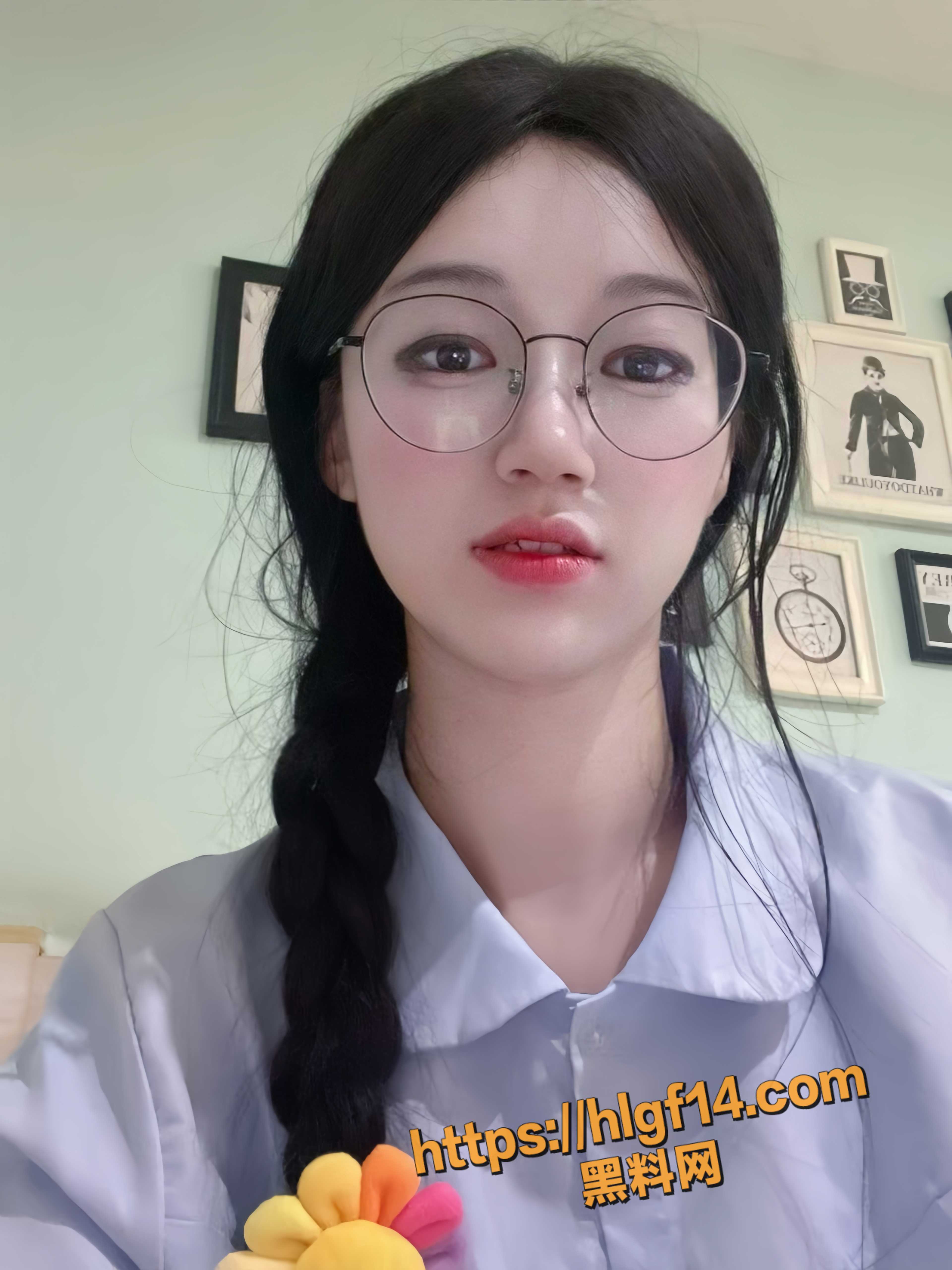 气质良家眼镜妹 晓绵 居家自拍裸舞挑逗 露脸自慰扣穴浪叫连连 淫荡骚态超反差！