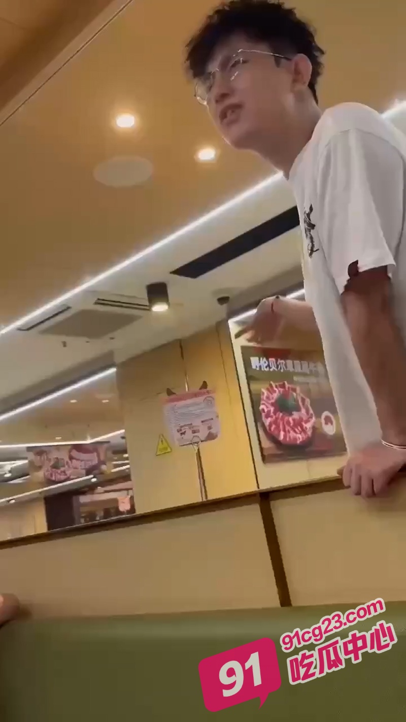 长沙海底捞打架事件 大奶骚货大战细狗男 这声音听着不对劲啊？ 配图2
