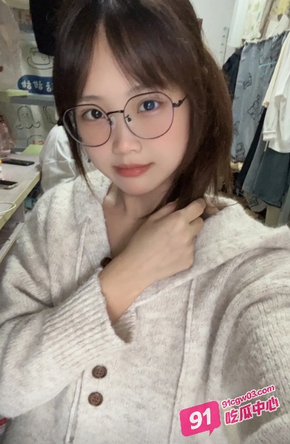 反差学霸眼镜妹王雨桐为了研究人体生物知识 主动爬上学弟的床吃鸡研究！ 配图4