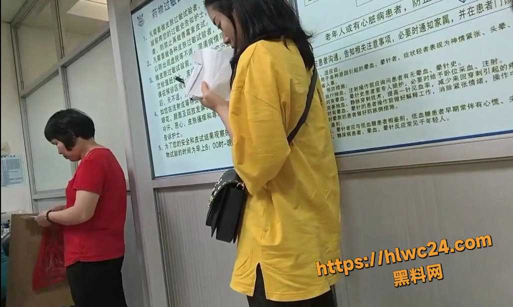 男扮女装潜入医院注射室偷拍 护士给病人打针 红衣短裙美女屁股沟全部露出