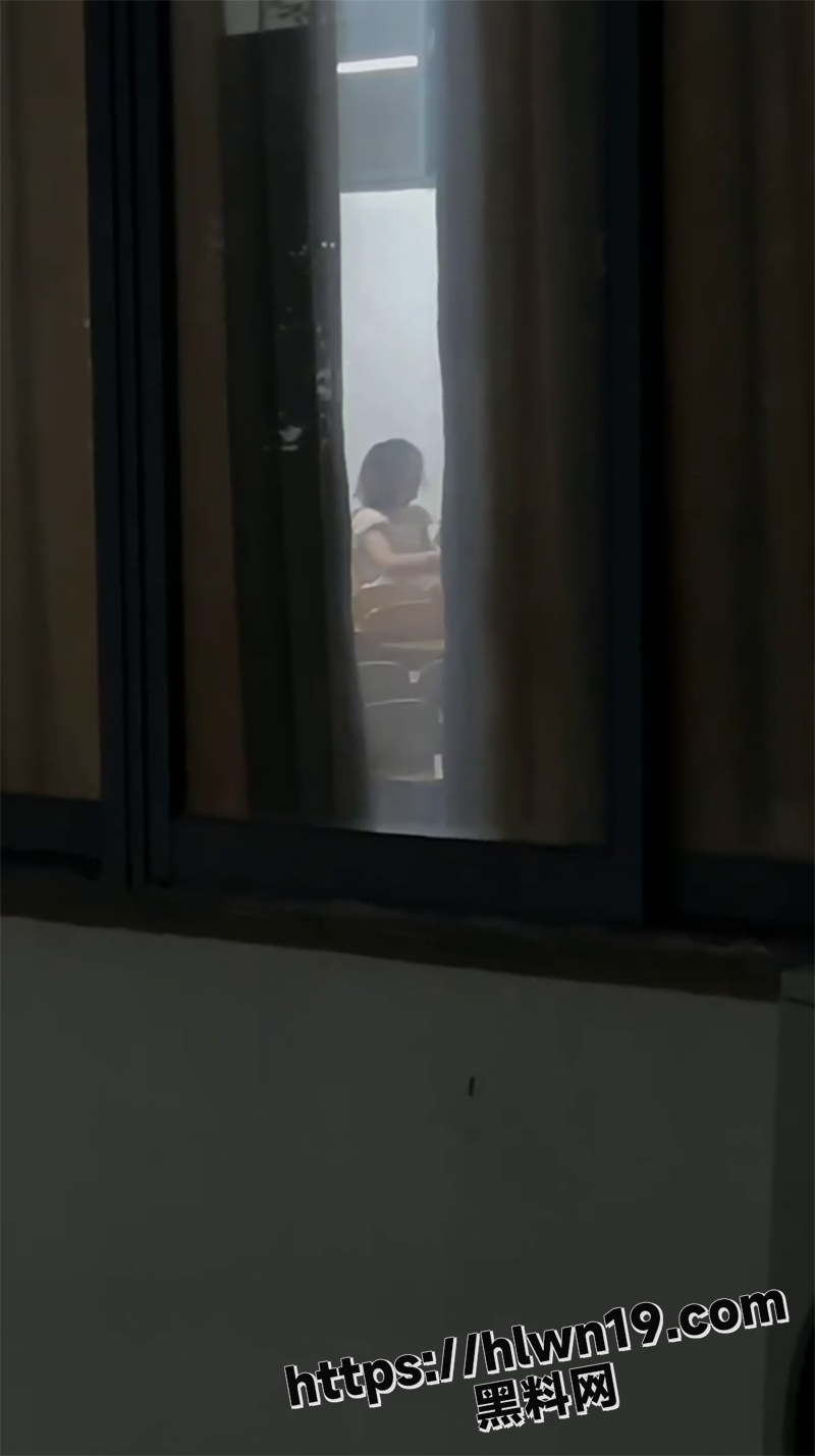 大学乖乖女教室激情做爱遭同学偷拍 学生妹反差一面暴露无遗 不雅视频刷爆全网 ！