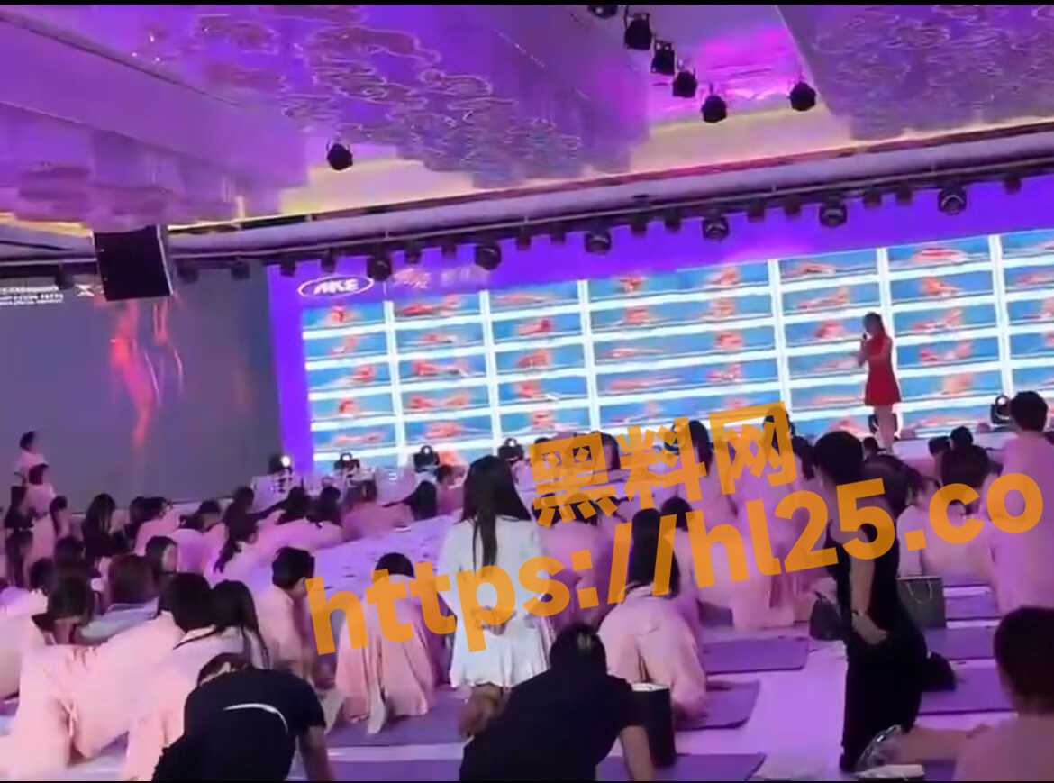 性爱公开课大讲解！成群结队的美女在课堂上细心聆听着老师的讲解！