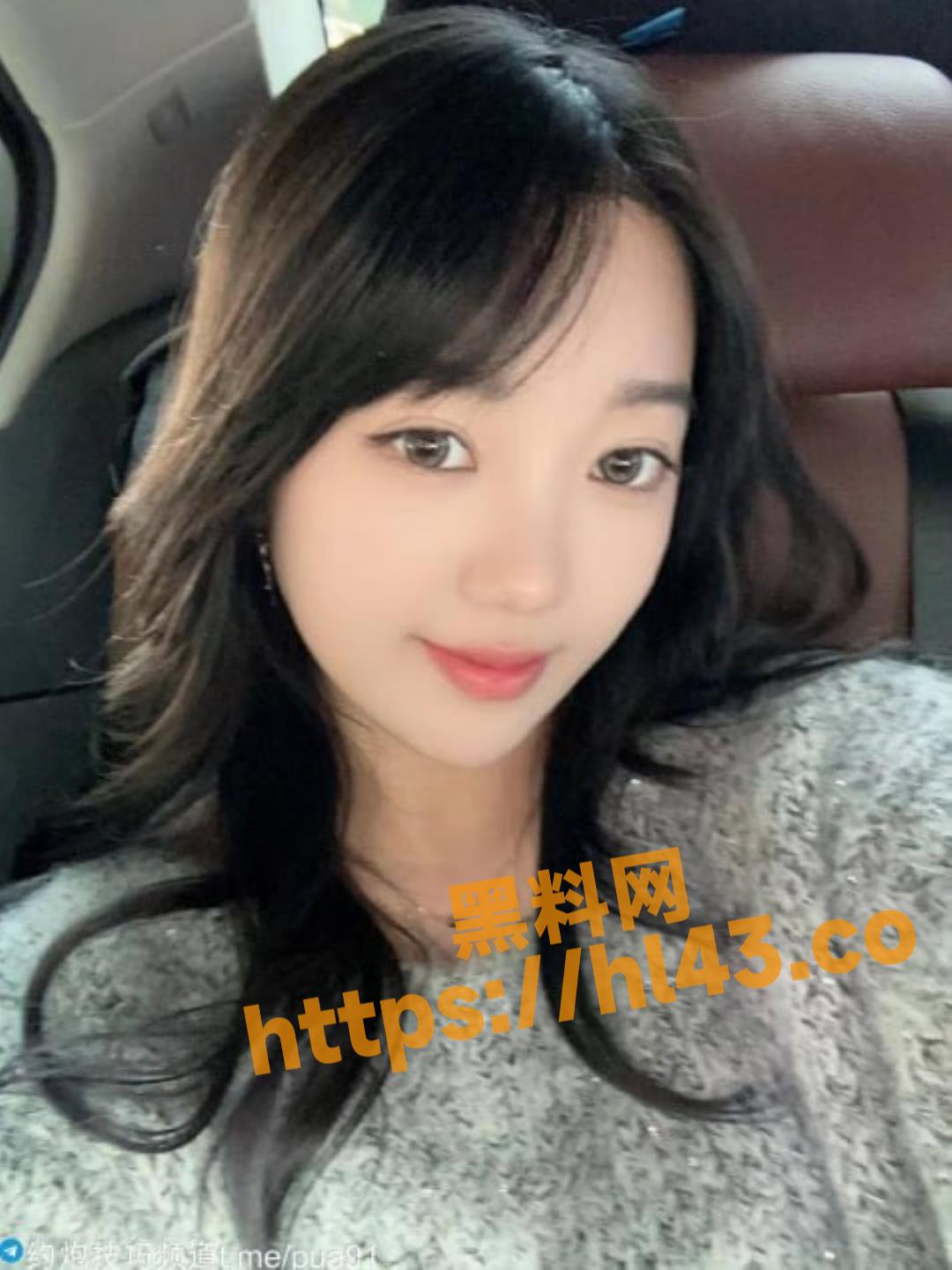 纹身眼镜嫩妹 像吃棒棒糖一样给自己的男朋友口交 对鸡巴爱不释手！
