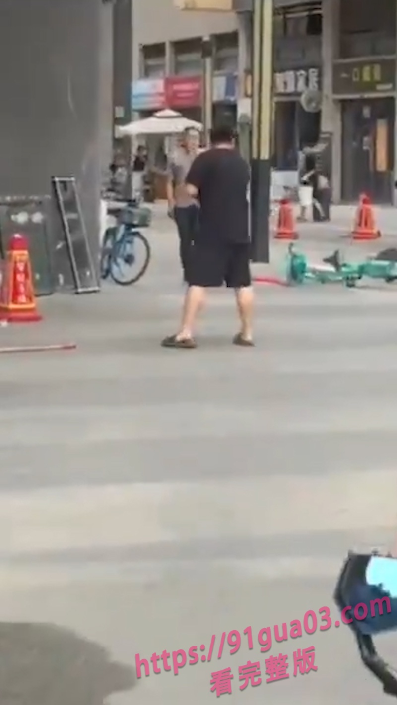 成都犀浦惊魂一幕：男子持刀狂刺女子血流满地 路人险些遭殃 配图2