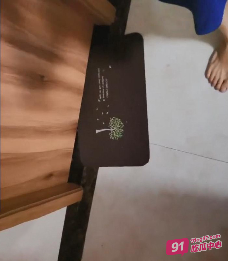 海角母子乱伦 酒精麻痹下我欲火焚身 正好把老妈用来发泄！ 配图2