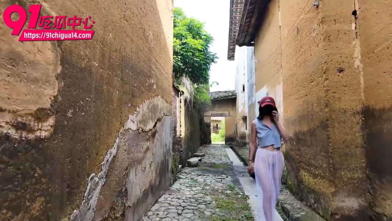 农村露出天花板cikaimoon突袭破旧小店 透明纱裙真空巨乳翘臀挑逗大爷