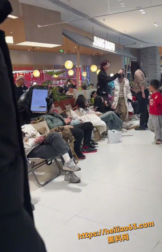 济南万达广场突发街头对骂 宝妈PK年轻情侣 宝妈怒吼公共场合想怎么闹就怎么闹