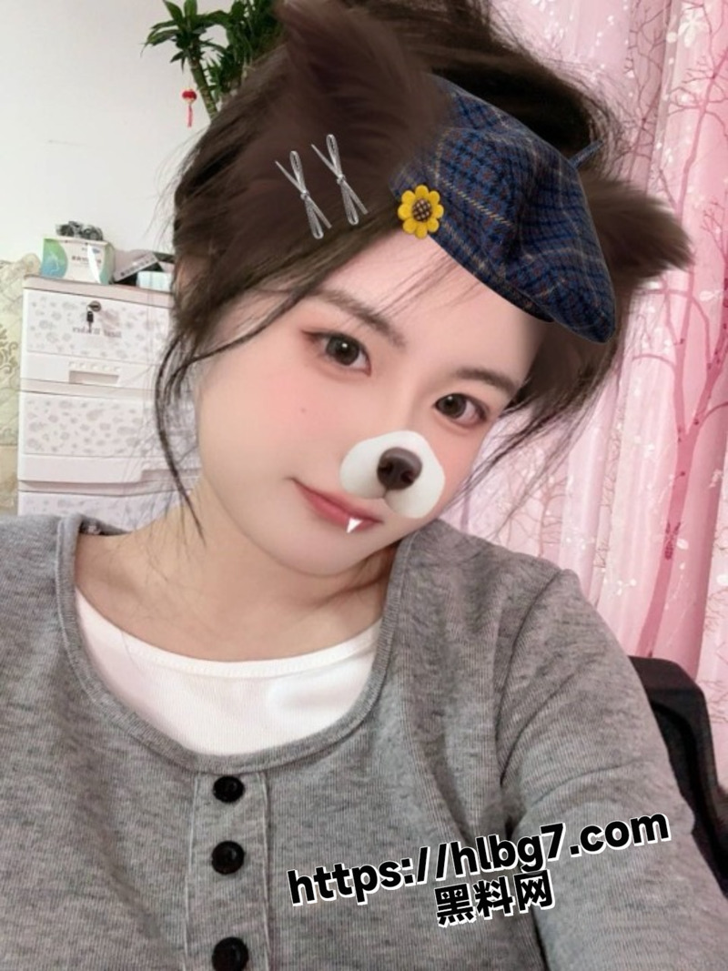 青岛清纯小美女 被渣男网络招聘模特套路 脱光光自慰 表情还挺到位的 妥妥的反差骚鸡！