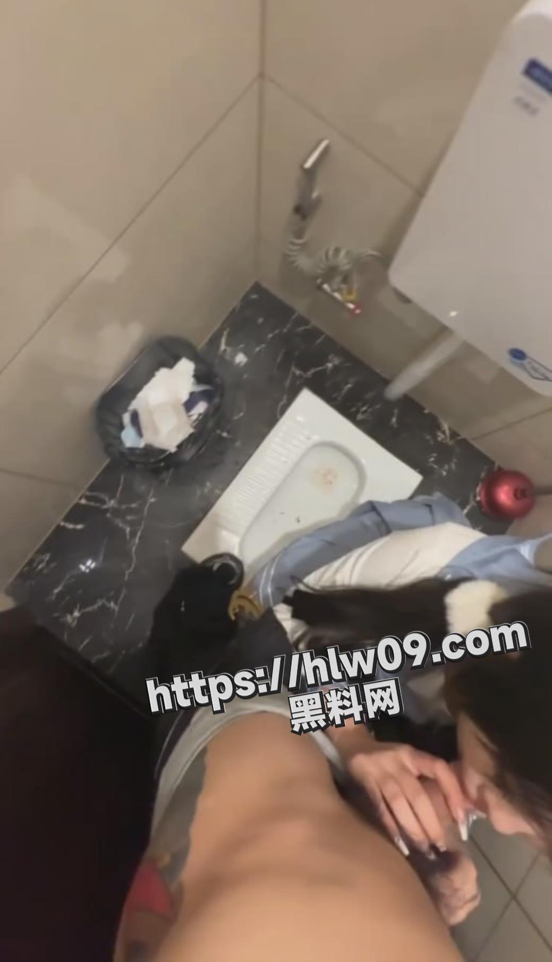只要开上奔驰 尿尿后就有小萝莉帮你用嘴巴清理鸡巴 !