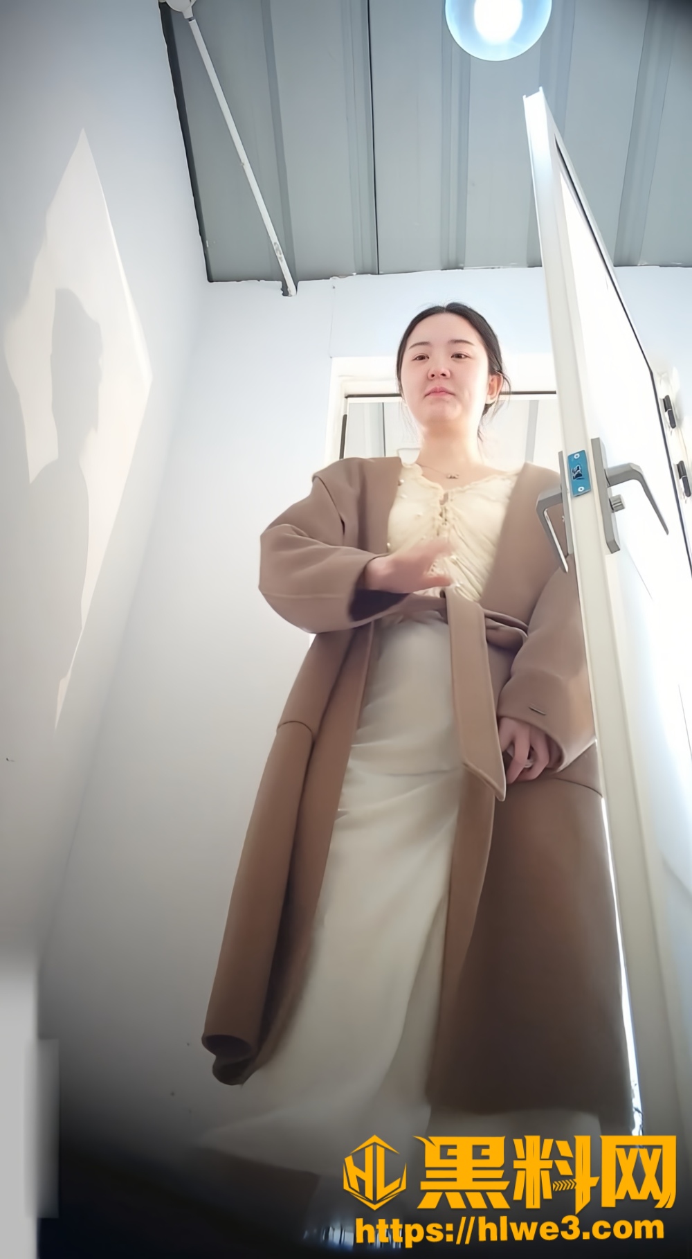 街边公厕真实偷拍流出 多位小姐姐方便换衣 粉嫩鲍鱼香艳无比