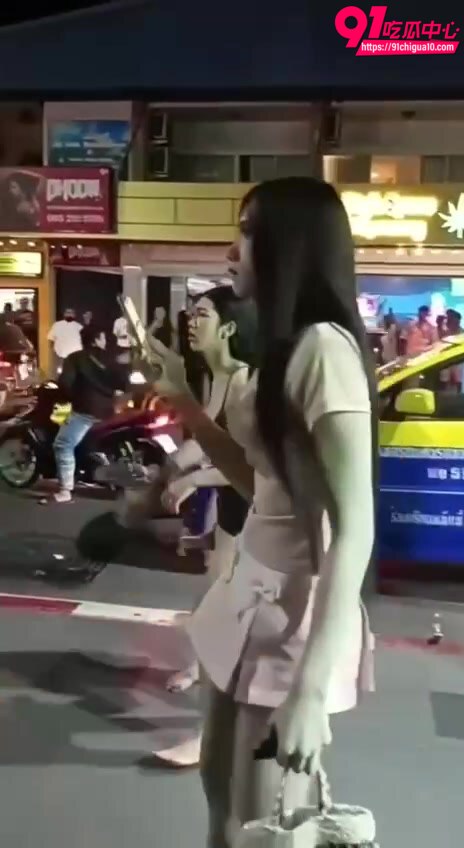 叫鸡不给钱被当街追打1