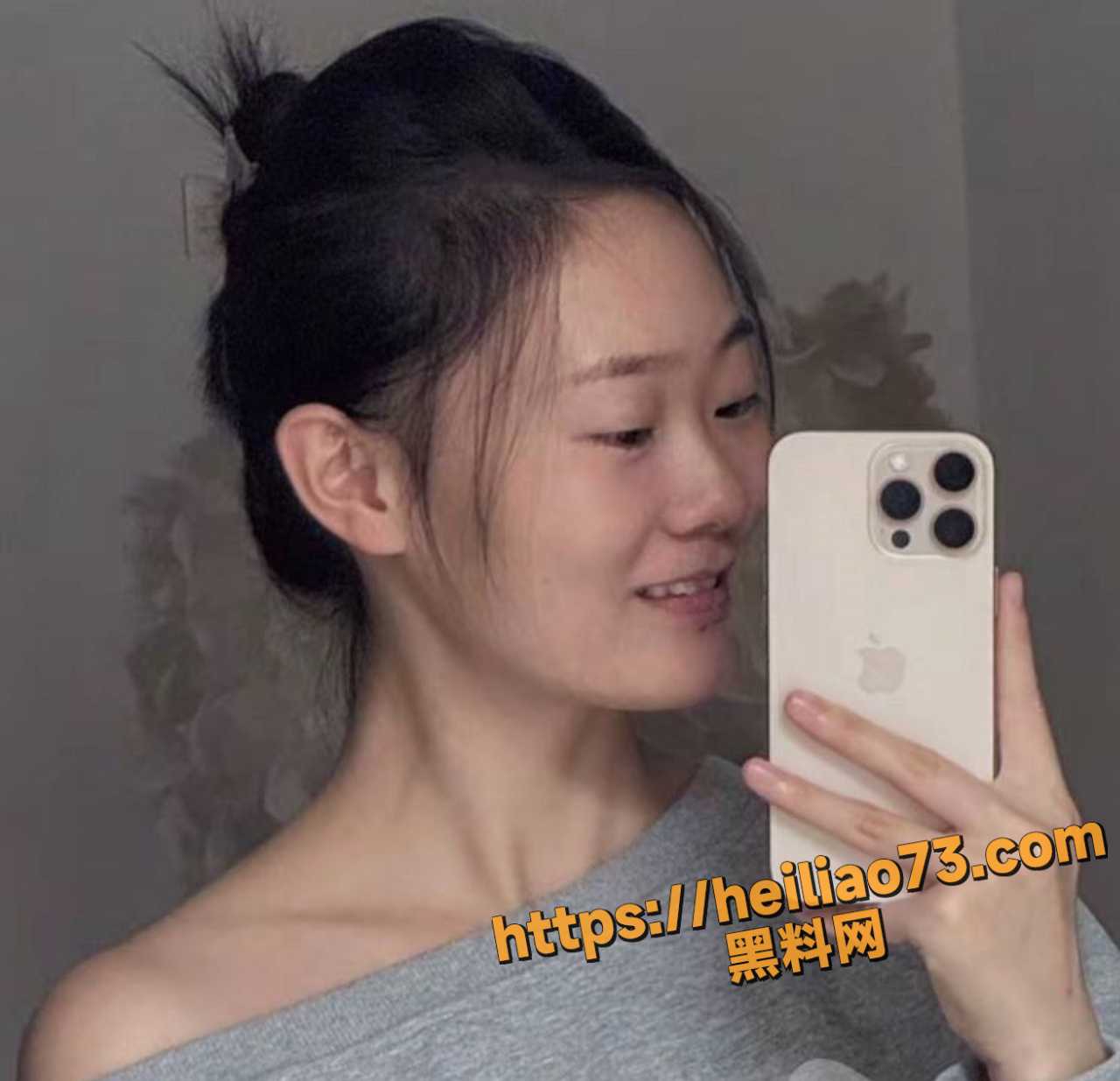 发型师的诱惑 一种性的气息弥漫着整间房间 看着对方互相自慰 配图