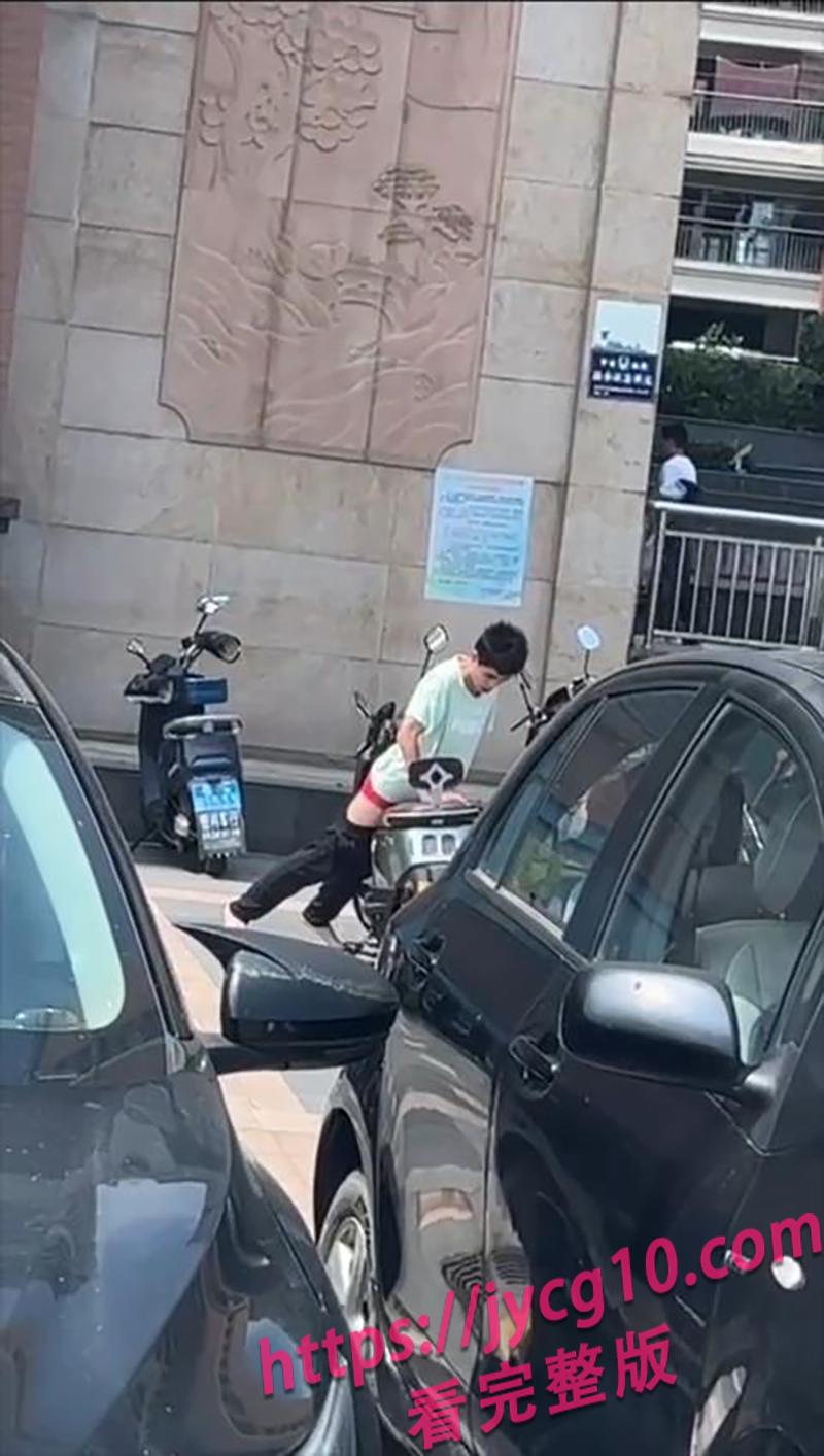 街头离谱一幕！广东男子疑似车座上演不可描述行为引围观 配图2