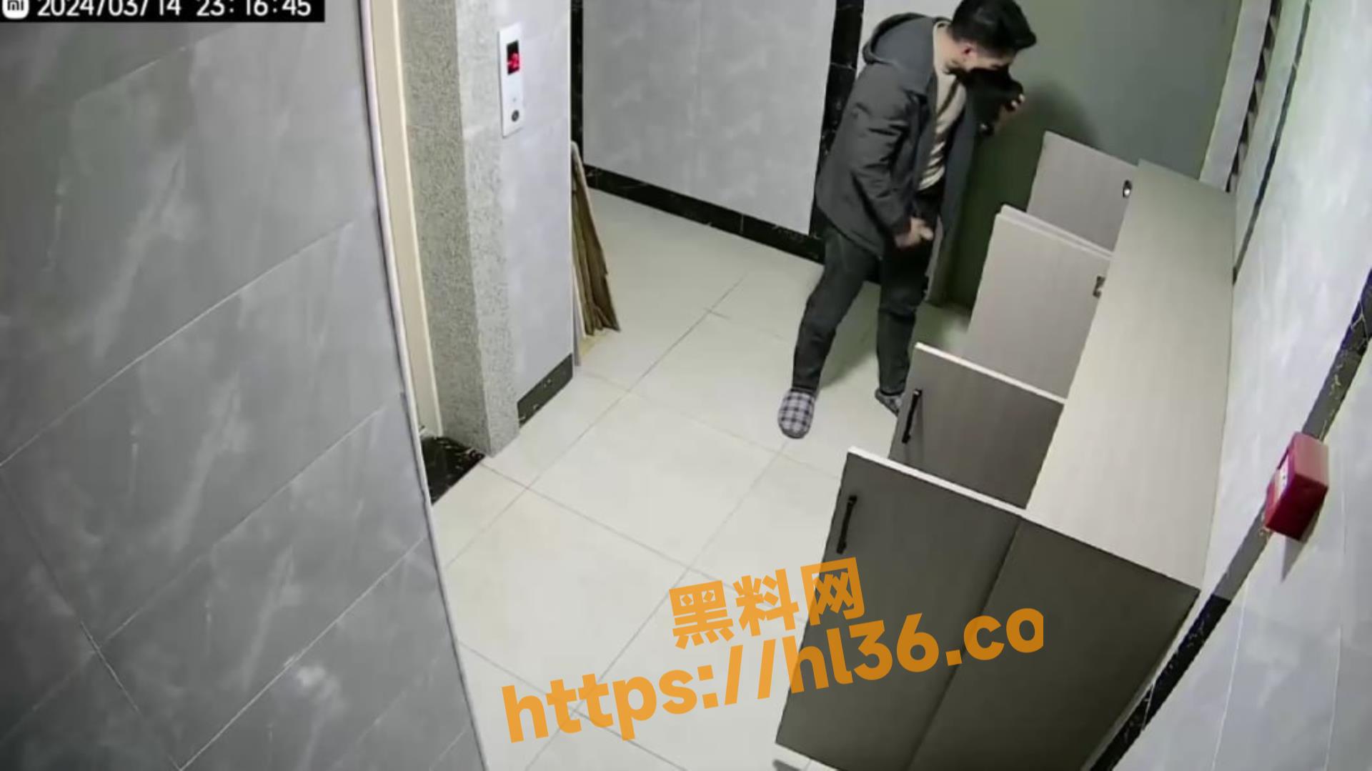 这是哪位瓜友干的事 大半夜的不睡觉偷女邻居的鞋打飞机 被监控拍个正着！