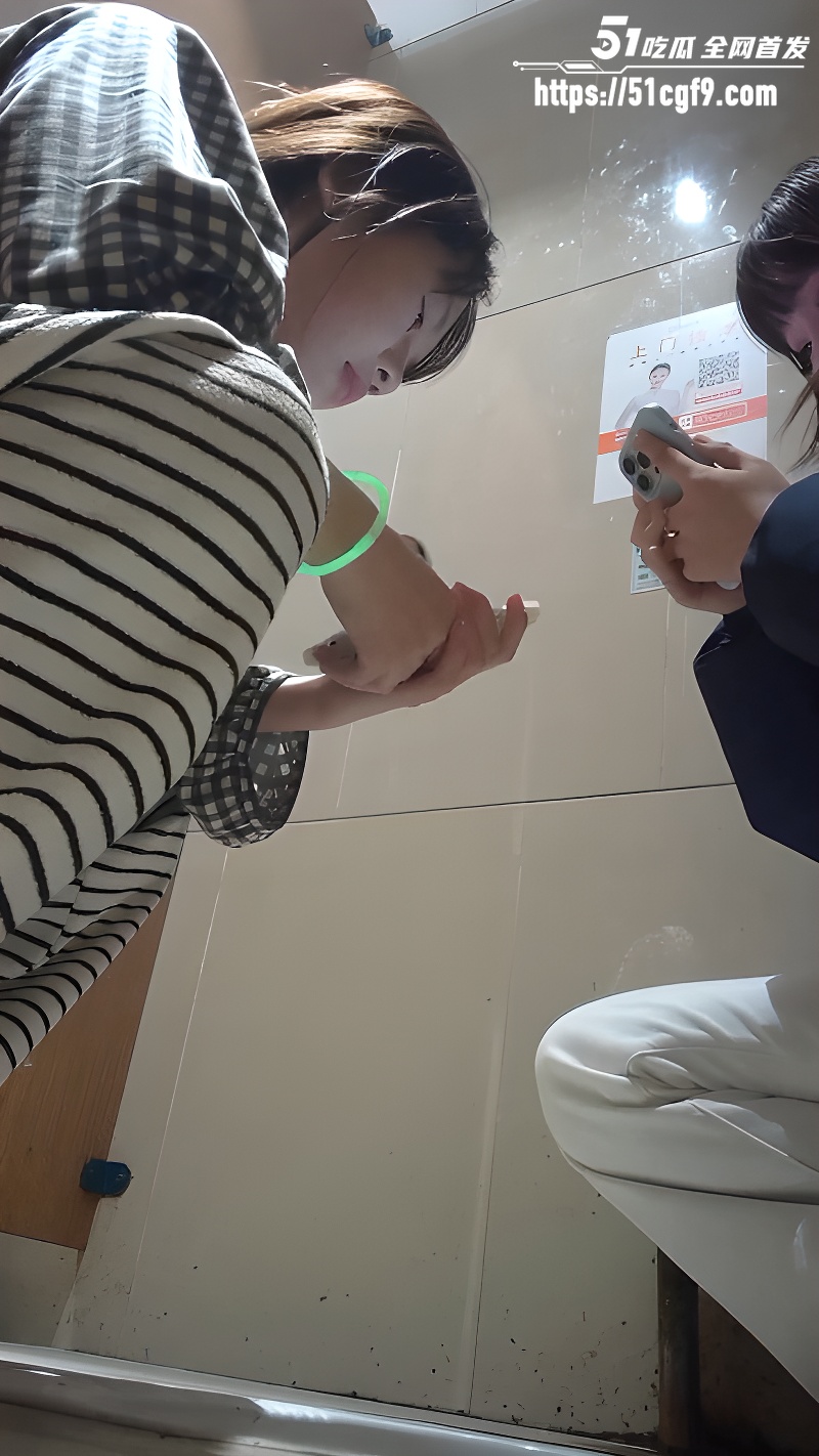 酒吧女厕全景偷拍 2