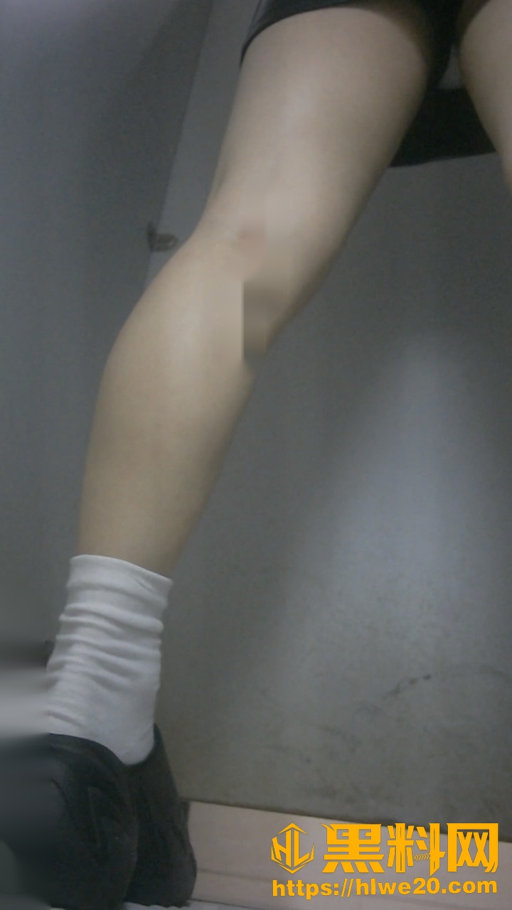 精品厕拍系列 八月私房主播福利 双视角超清晰偷拍美女主播尿尿