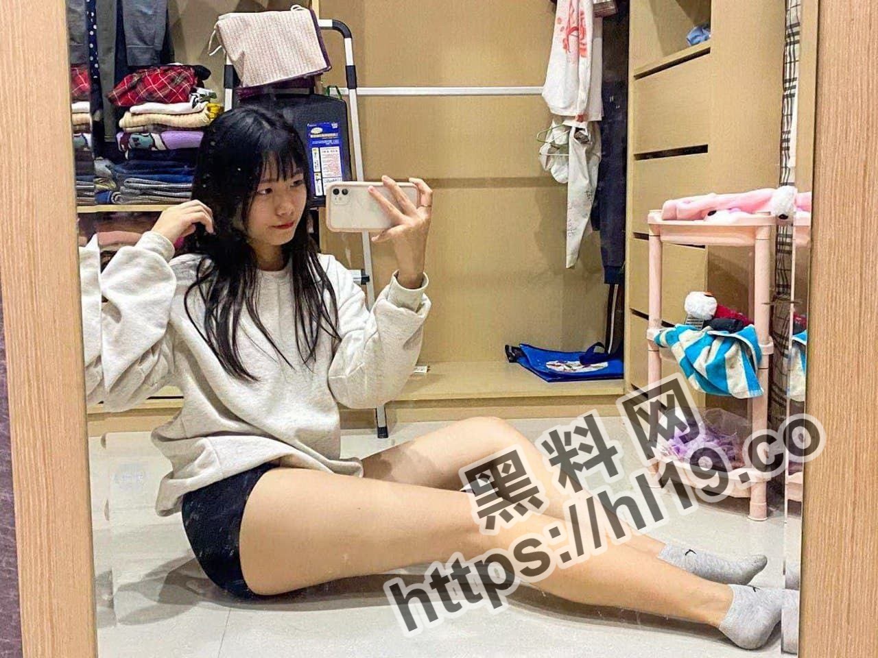 富家学妹也有强大的性欲，与人网调全裸露出疯狂自慰展现她的完美身材～