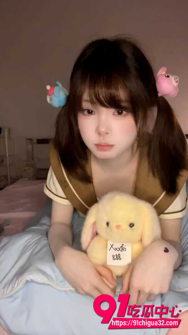 清纯双马尾萝莉辞宝原创新作 被单男粉丝猛干小穴 都被干到腿软语无伦次了