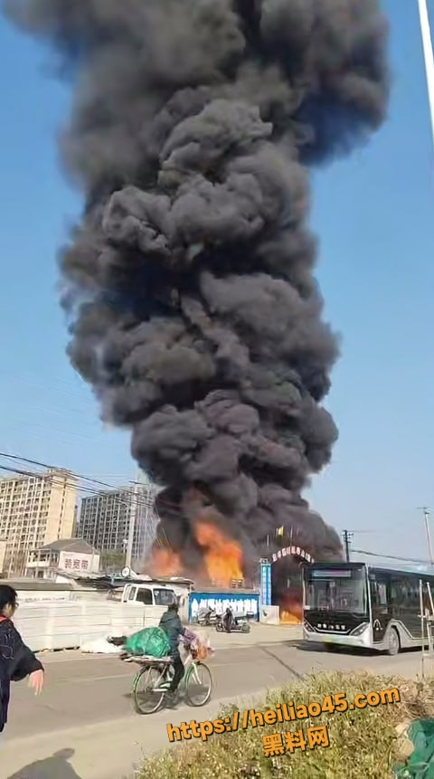 浙江台州椒江区东丰村突发火灾 大火吞噬黑烟滚滚 现场引群众围观热议！