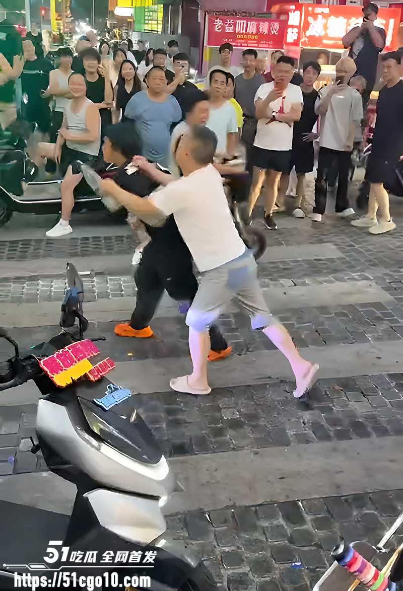 两男子当街吵架吐口水 8 拷贝