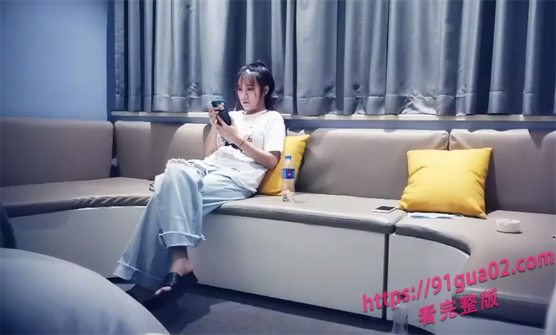 探花约到软萌眼镜女 沙发轻撩转场激战火力全开