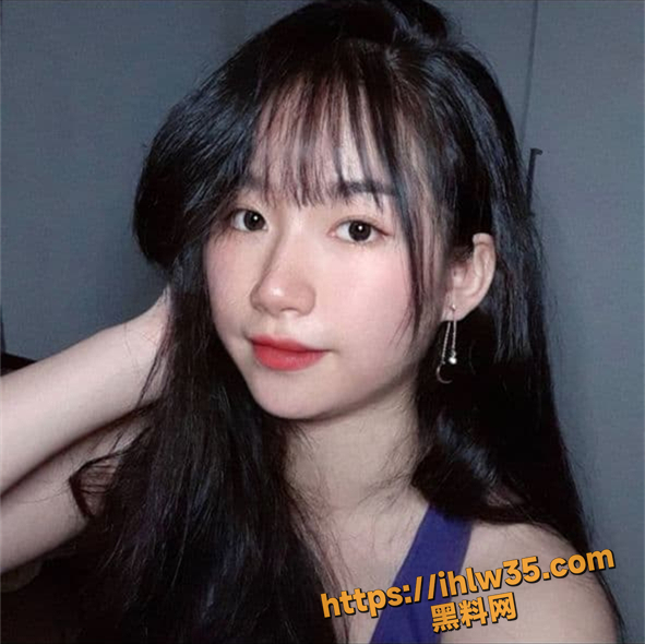 清纯挺乳小学妹被骗子公司套路面试要求裸面 妹子真听假面试官的话 这不就是在远程调教学生妹？