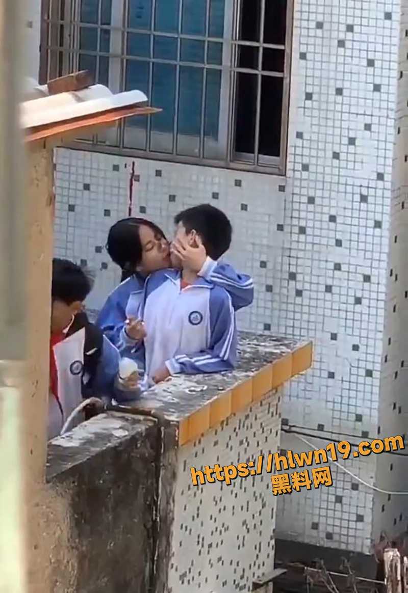 校园武则天 女校霸嘴对嘴喂烟男同学 如同小绵羊受到恩宠 小小年纪竟吃这么好！