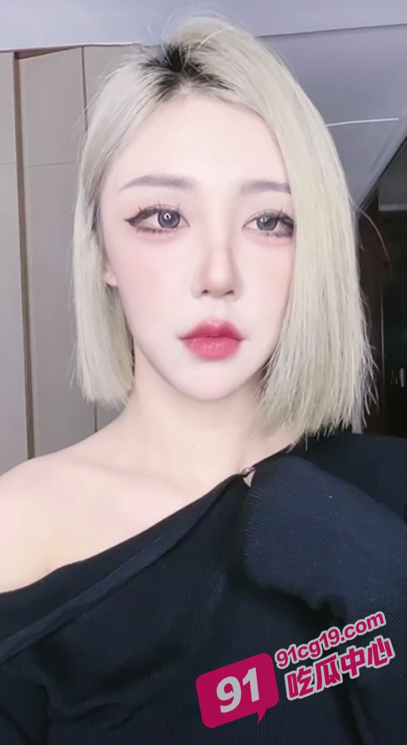 少妇少女学生妹在直播故意走光露点小合集！ 直播这碗饭实在太香 配图4
