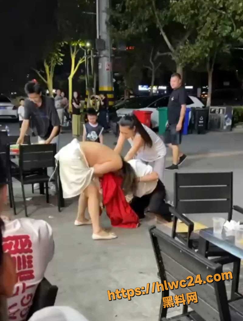 街头宵夜摊名场面 原配怒抓小三当街互殴 衣服被撕烂 彪悍扭打引爆全场围观