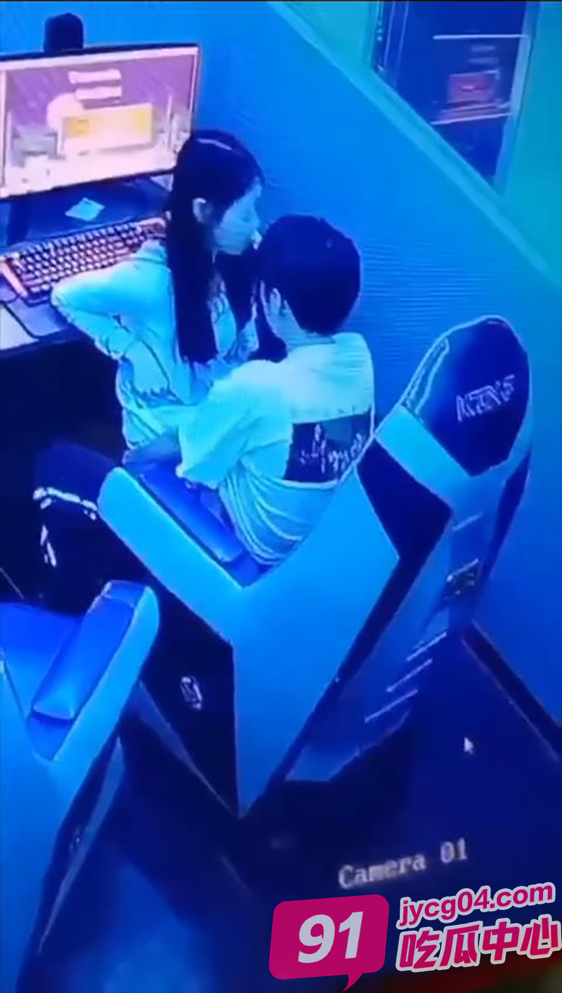 网吧监控流出！情侣深夜角落激战，女网管集体看傻眼！ 配图3