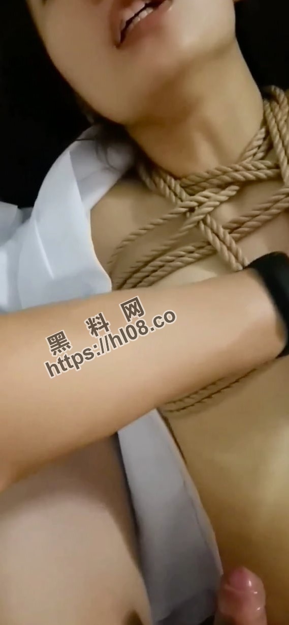 骚货小母狗喜欢被捆绑调教带到家里蒙眼虐恋潮吹流出！