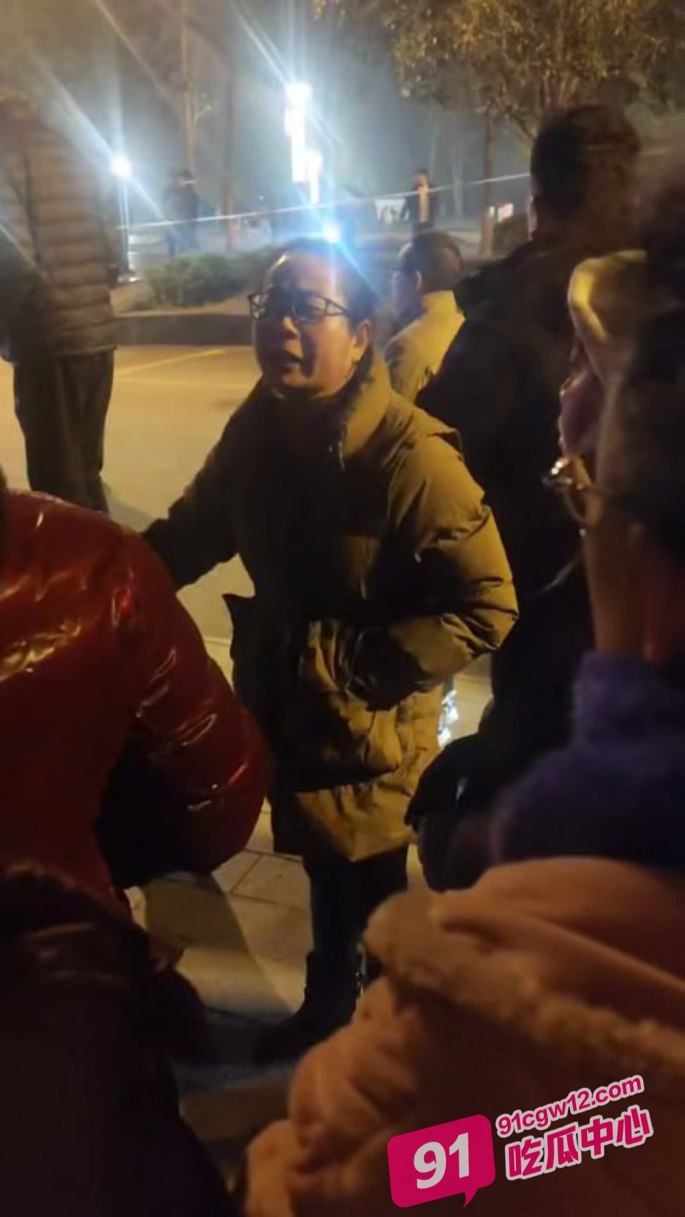 南通一女子出轨 老公提刀当街把情夫杀害！太吓人了！ 配图4