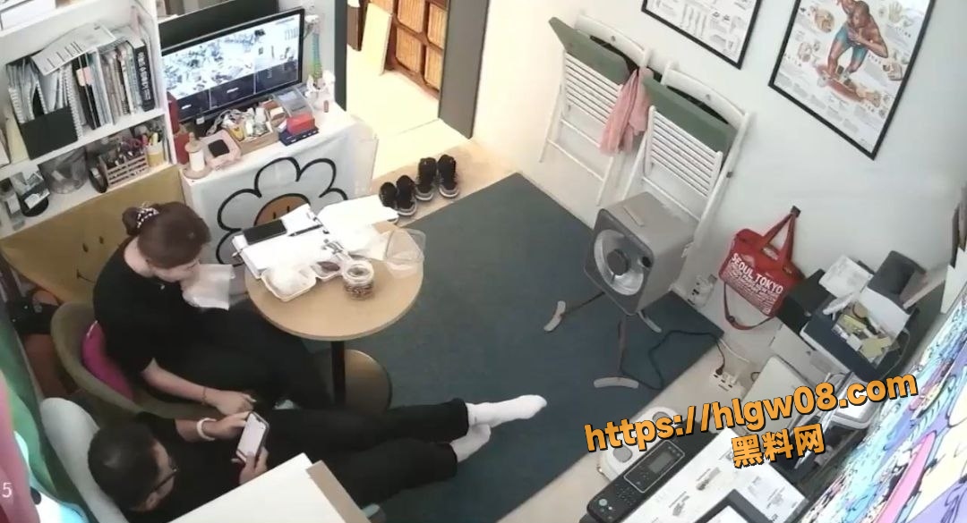 黑客破解监控摄像头偷拍 漫画工作室老板和女员工对着监控摄影头啪啪 连干三炮刺激爆棚
