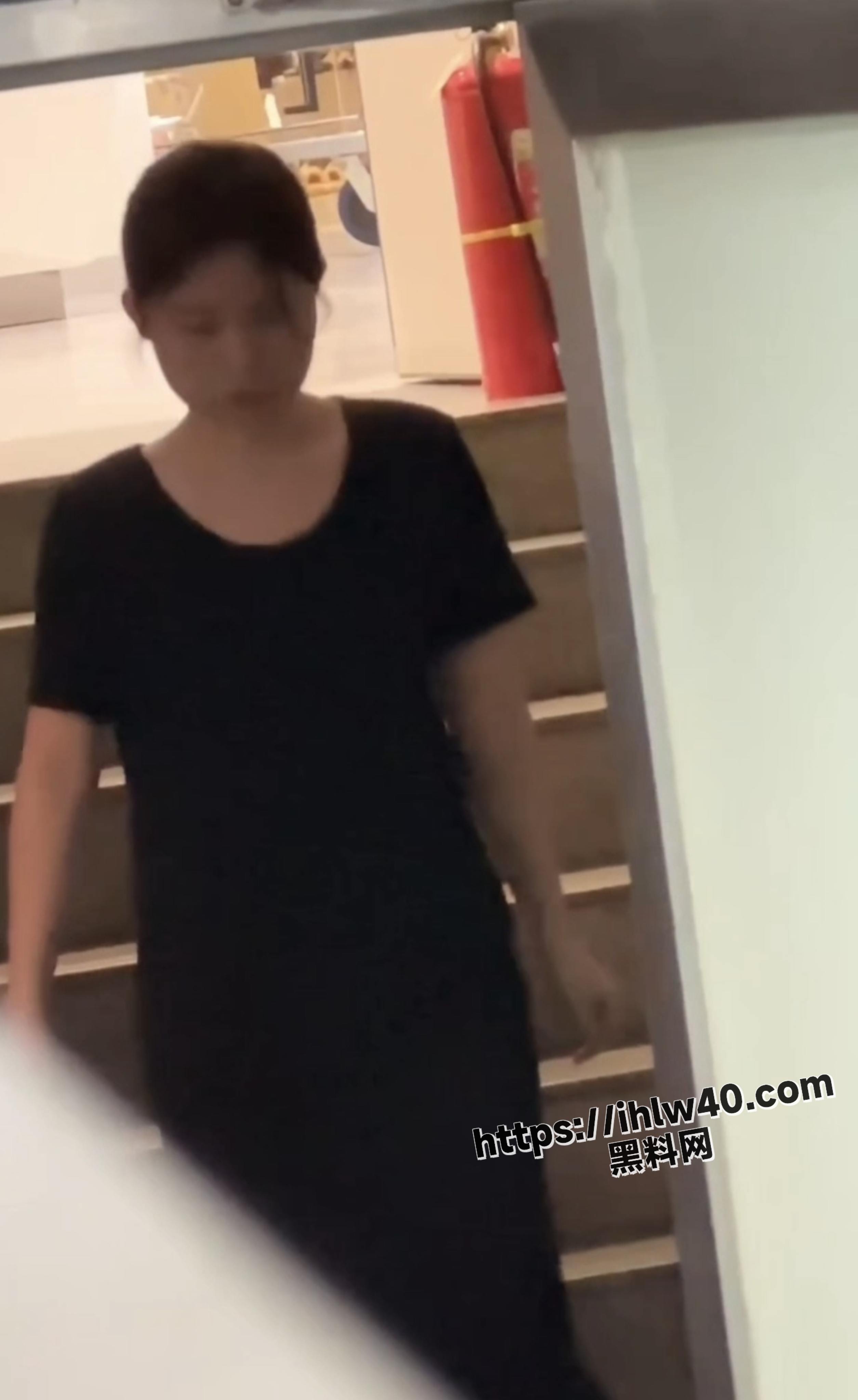 大神和同行伙伴 一起在服装商场二楼女厕前后俯视偷拍 多位妹子菊花被开！